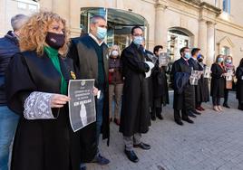 Concentración de los letrados de Justicia riojanos a las puertas del Palacio de Justicia.