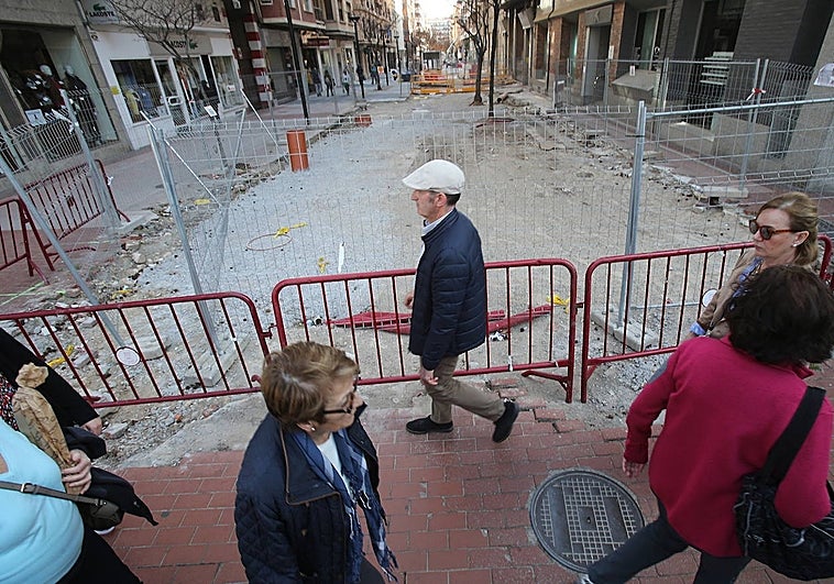 Acceso, inacabado y vallado, a día de hoy, desde Vara de Rey por Doctores Castroviejo.