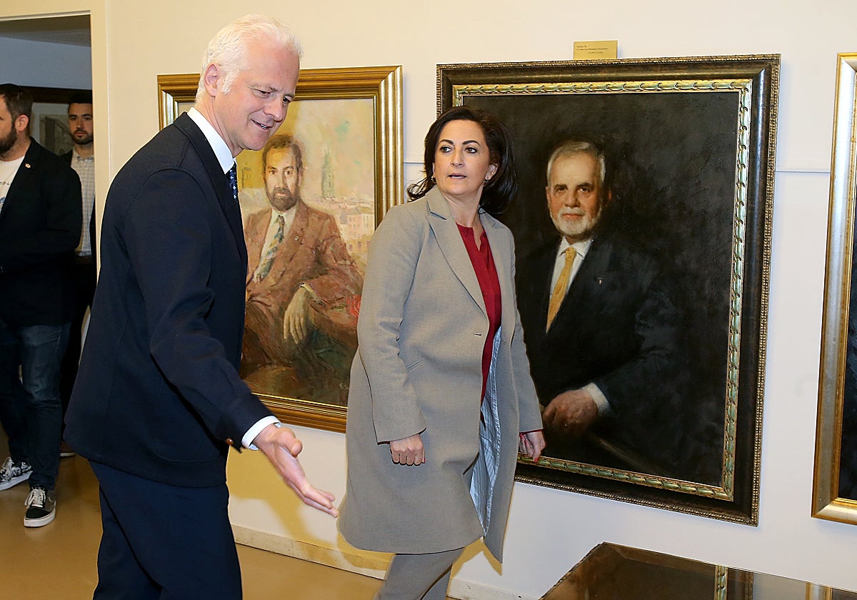 El alcalde y la presidenta, en la sala de retratos del Ayuntamiento de Logroño