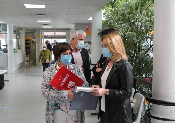 La diputada de IU Henar Moreno y la consejera María Somalo han visitado este martes el centro de salud Joaquín Elizalde.