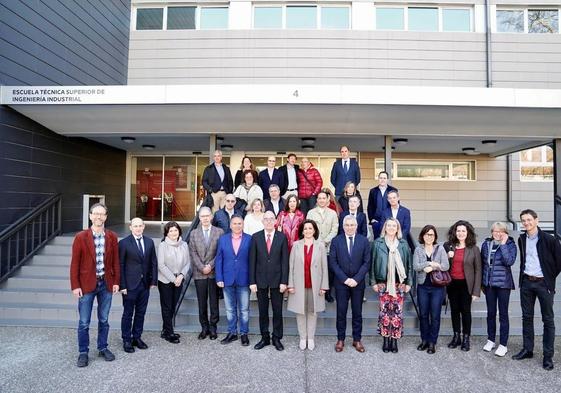 Foto de familia de la reunión fundacional de la Universidad Europea del Vino.