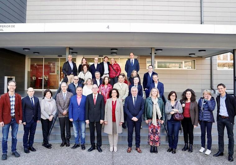 Foto de familia de la reunión fundacional de la Universidad Europea del Vino.