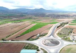 Glorieta que regula el tráfico en la intersección de la LR-261 y la LR-259, uniendo las dos fases.