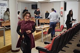 Eva Guerreros abandona sonriente el salón de plenos del Ayuntamiento de Lardero tras la última sesión ordinaria celebrada ayer.