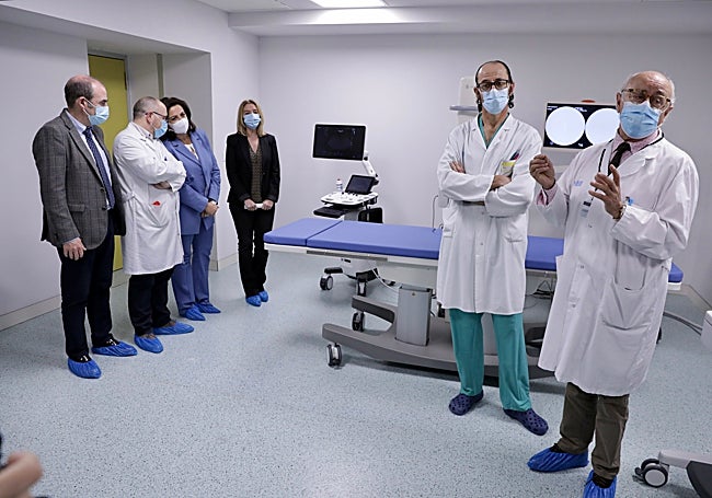 El jefe de Urología, Fernando Martínez Castellanos, explica las virtudes del nuevo equipamiento.