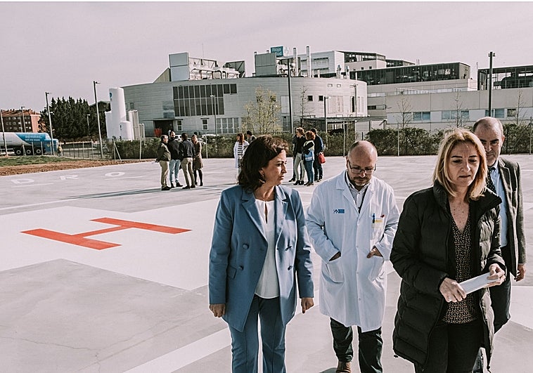 Concha Andreu, Alberto Lafuente y María Somalo, en su visita al helipuerto
