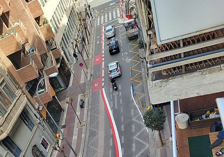 Imagen principal - El cambio de la carga y descarga del Bretón modifica otra vez la calzada en avenida Portugal