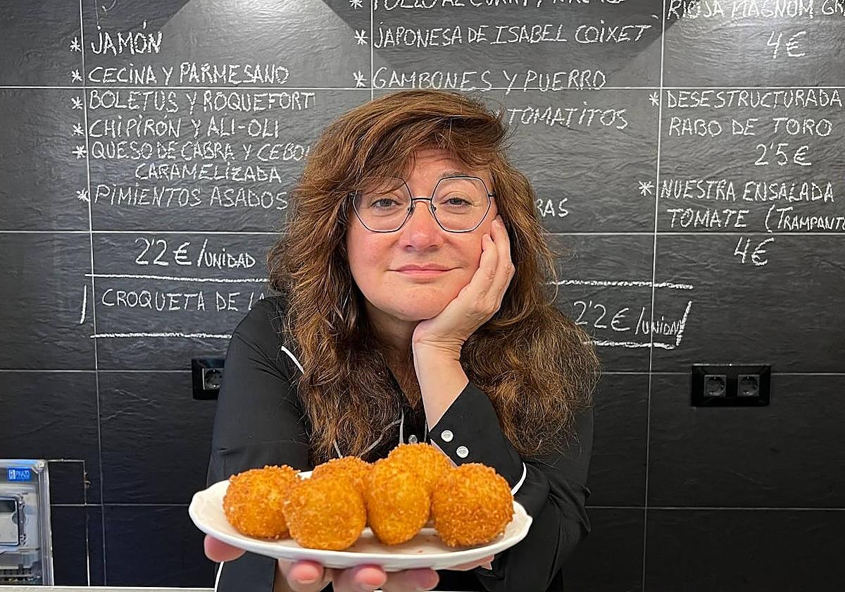 La cineasta, con su creación, anunciada en la pizarra de la Divina Croqueta, en San Agustín.