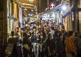 Ambiente de fin de semana en la calle Laurel de Logroño