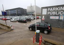 Un coche accede a las instalaciones del aparcamiento del Cibir, junto al Hospital San Pedro.