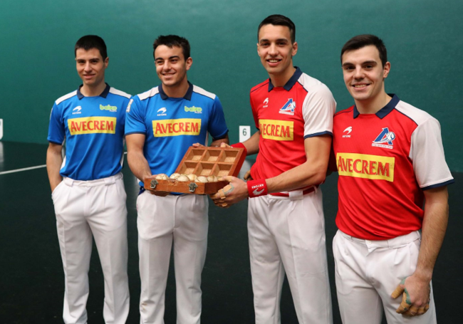 Los cuatro protagonistas de la final del sábado posan junto al material elegido para el partido. J