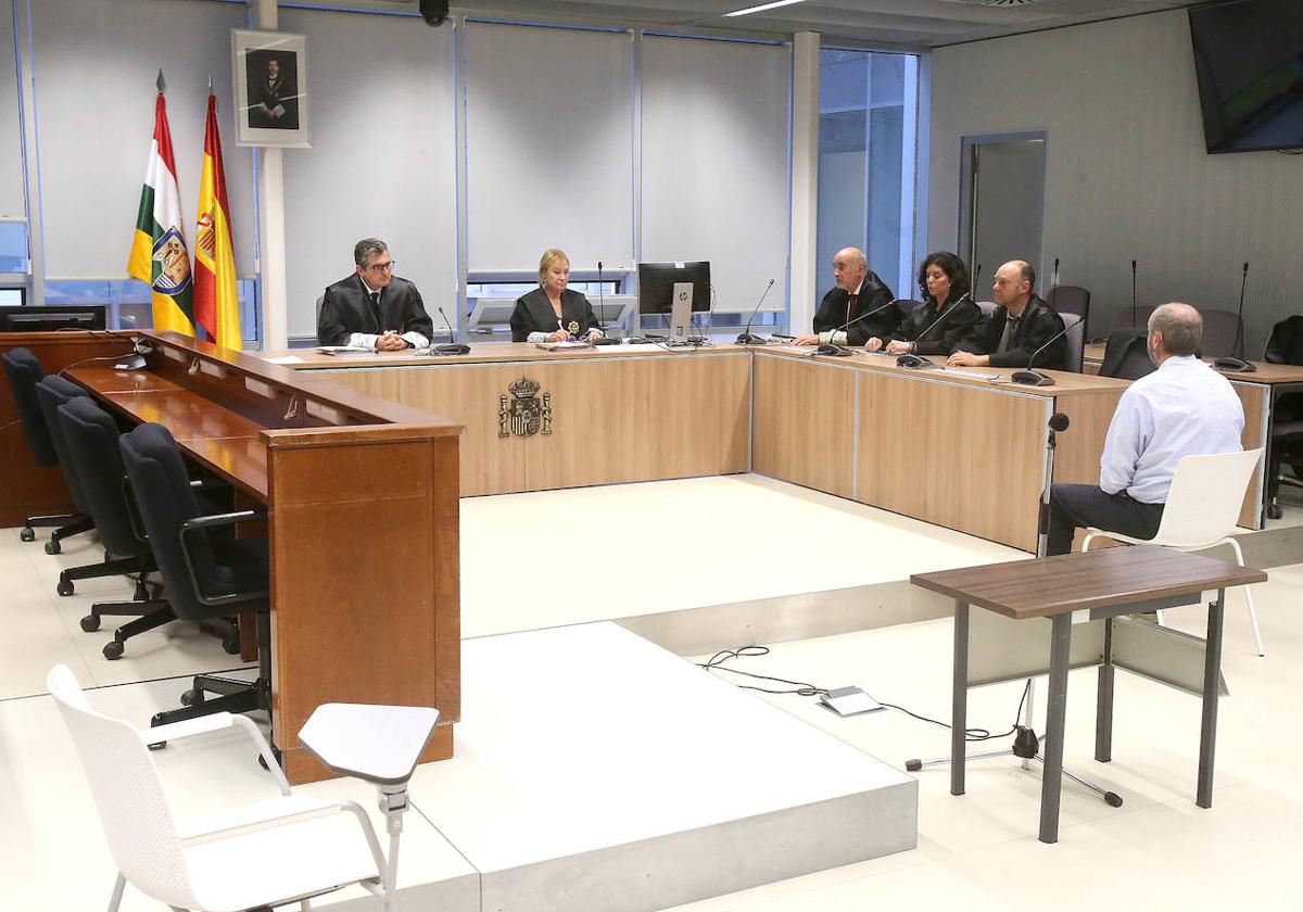 Almeida escucha el veredicto del jurado ante el tribunal.