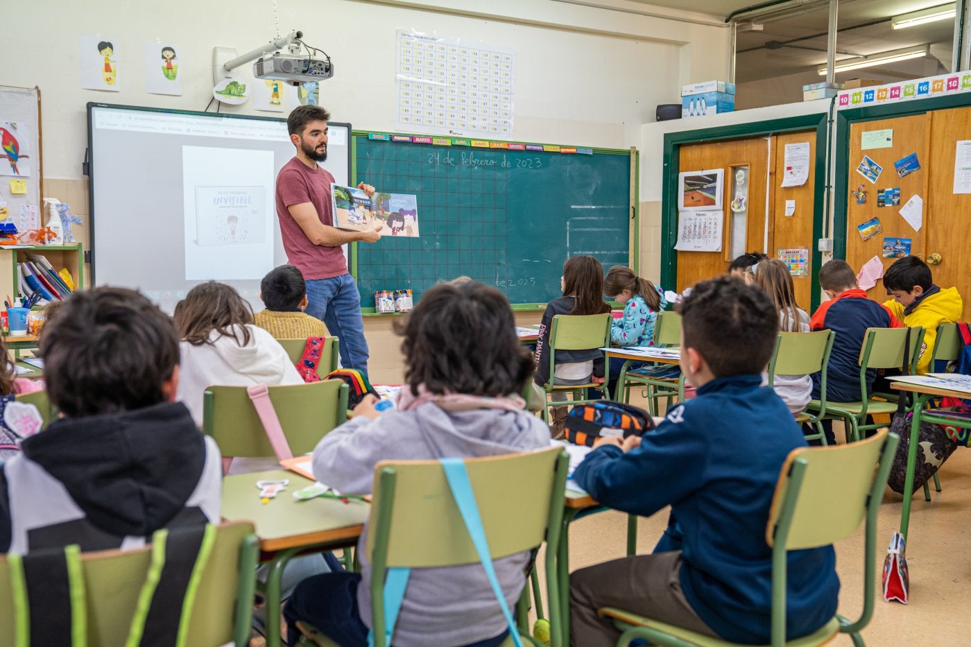 Un estudiante de la Facultad de Letras y de la Educación de la Universidad de La Rioja (UR), durante una de sus prácticas prácticas en el Colegio Doctores Castroviejo de Logroño.