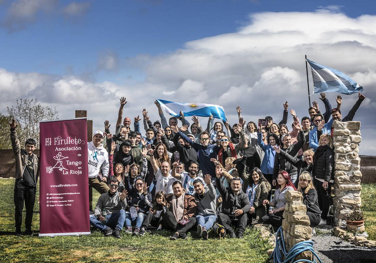 Decenas de argentinos residentes en La Rioja se reúnen en Arrúbal para pasar el día juntos.