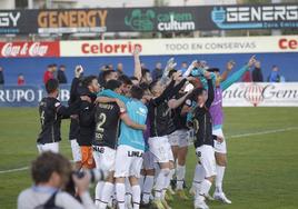 Los jugadores de la SDL celebran el triunfo.