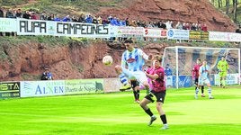 Carballo lucha por un balón contra Adame, de la Oyonesa, durante una jugada del primer tiempo del partido.