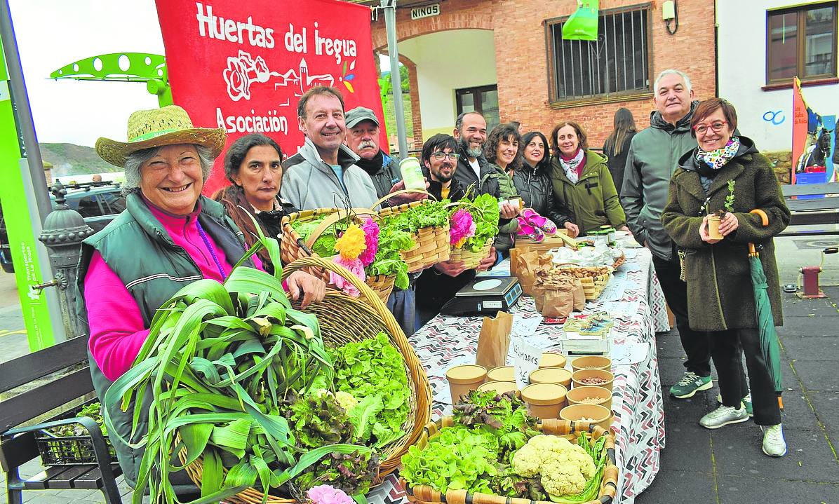 Raquel amírez (izquierda) en el puesto de El Colletero.