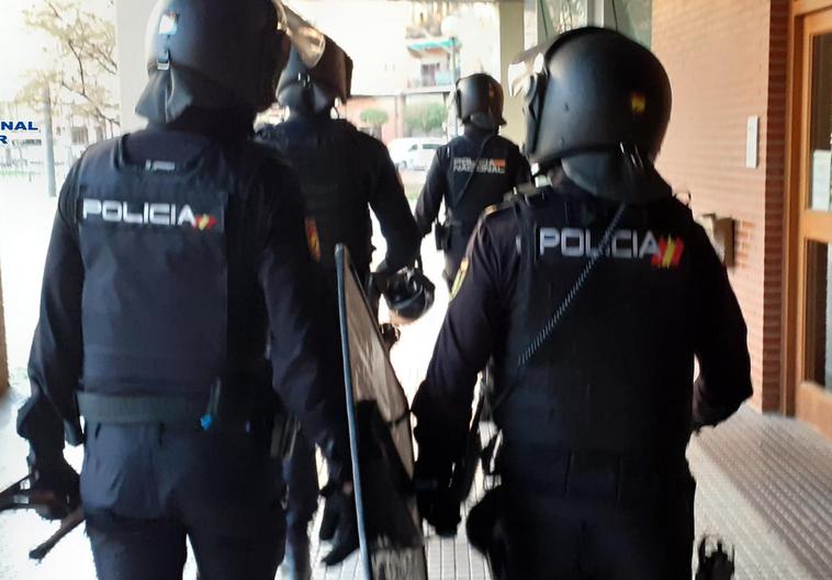 La Policía Nacional accediendo a la vivienda