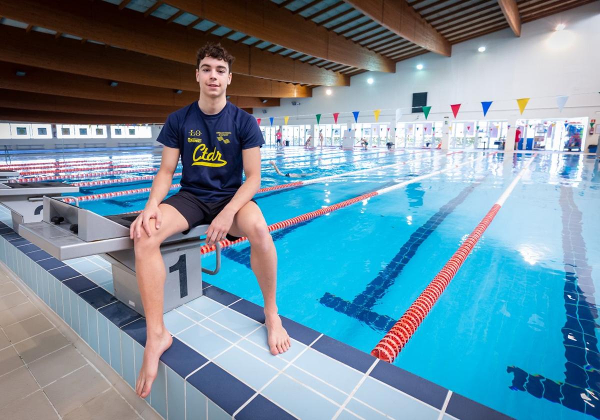 Iván Martínez posa en su hábitat natural, la piscina del Adarraga, donde puede llegar a entrenar más de 20 horas semanales.