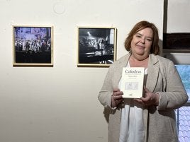 Virginia Muela posa con su libro en Villoslada de Cameros.