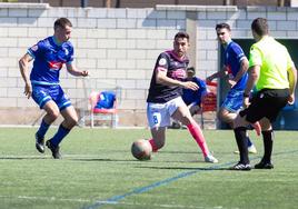 Miguel, jugador del Náxara, en el partido frente al Comillas.