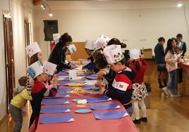 Un 'master chef' infantil de verduras introdujo de una forma divertida y creativa a los niños en la importancia de la comida sana.