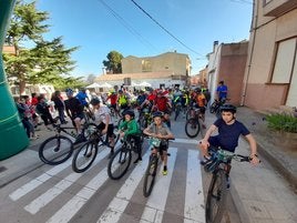 Línea de salida de la 'V marcha cicloturista Sierra La Hez' en El Redal, ayer.