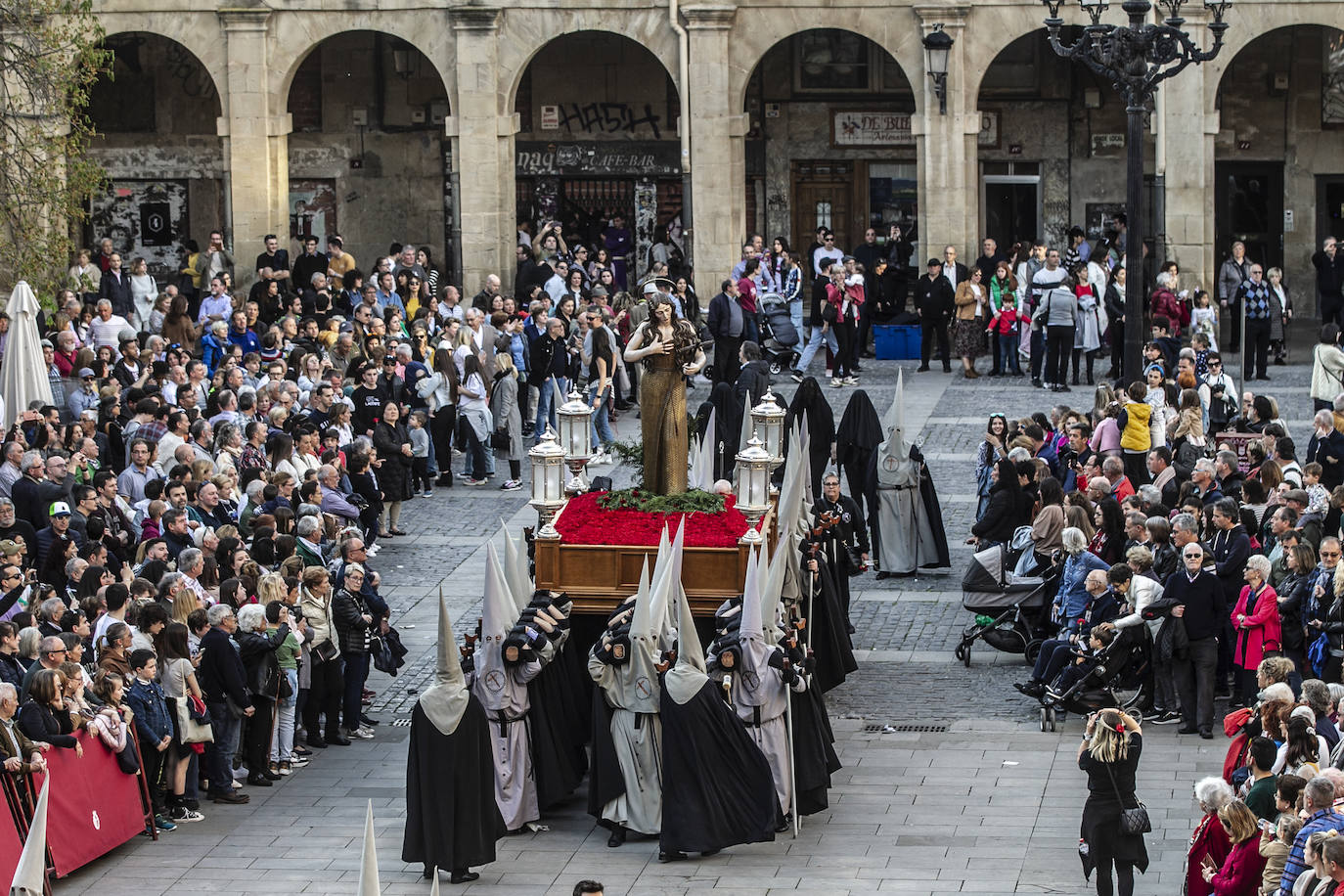 La procesión del Santo Entierro llena Logroño