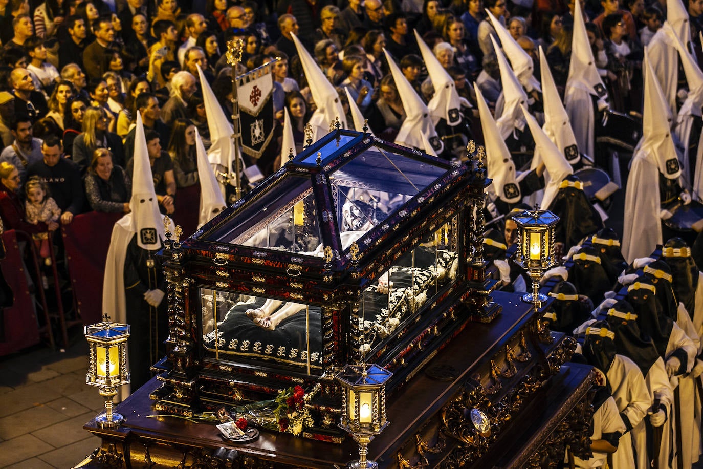 La procesión del Santo Entierro llena Logroño