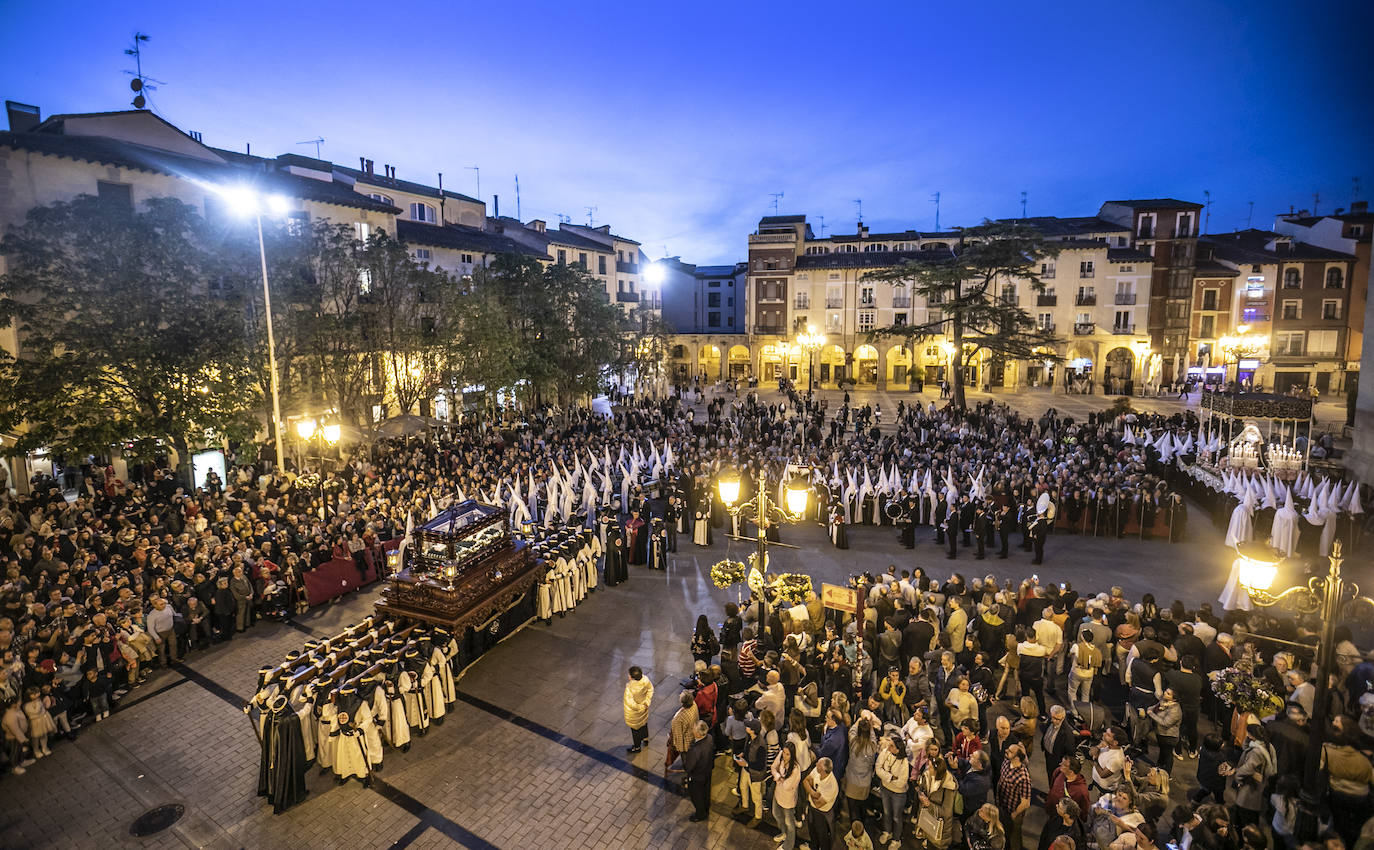 La procesión del Santo Entierro llena Logroño