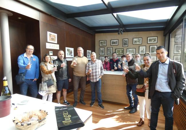 La Estación. Un grupo de turistas, durante una cata estos días en una bodega jarrera.