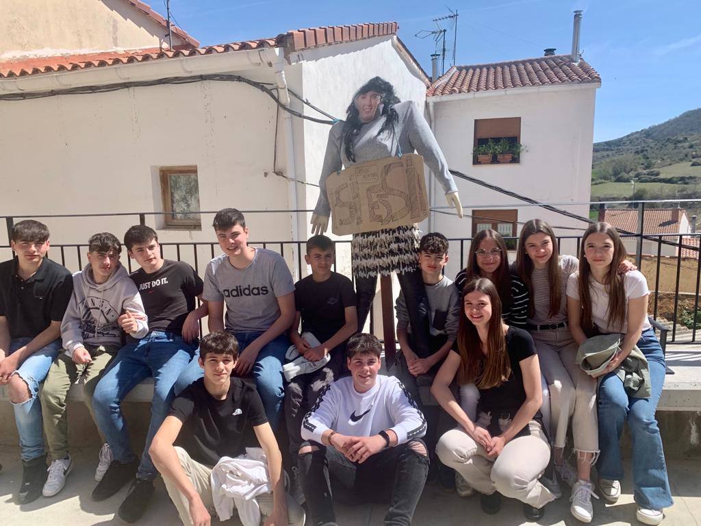 Jóvenes de La Villa de Ocón antes de quemar el Judas.