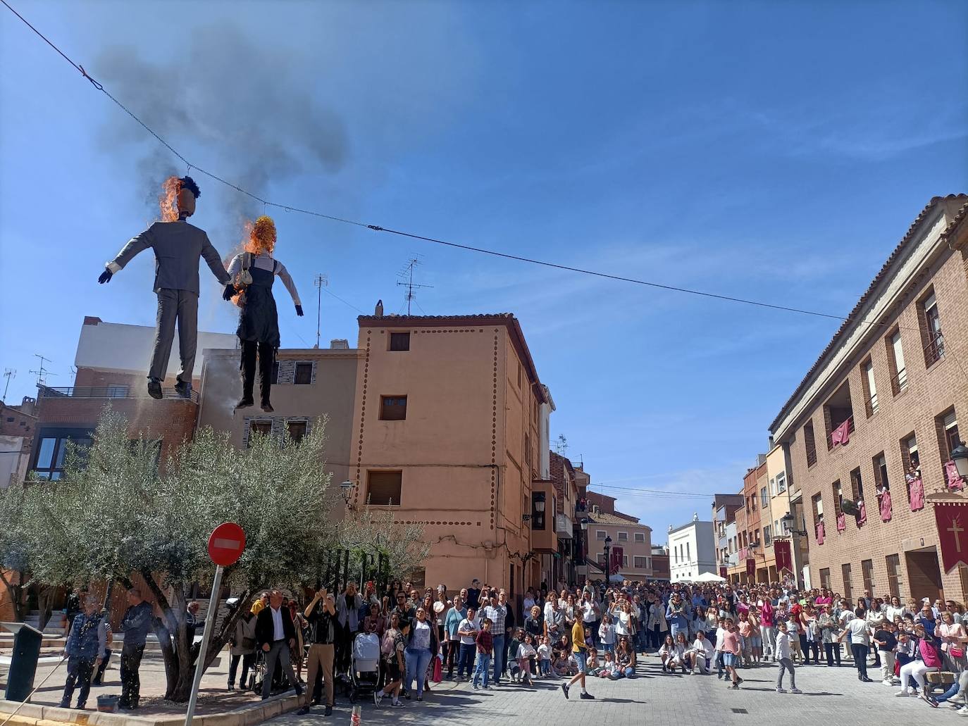 Numeroso público en Rincón de Soto para la quema de los 'judeses'.