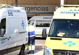 Ambulancias junto a Urgencias del San Pedro.