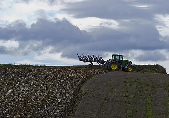 Imagen de archivo de un tractor realizando labores agricolas.