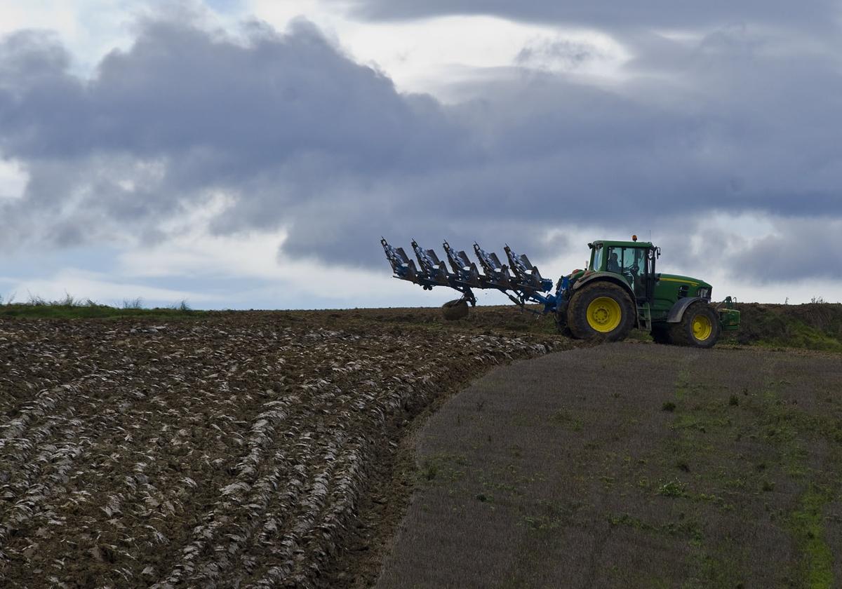 Imagen de archivo de un tractor realizando labores agricolas.