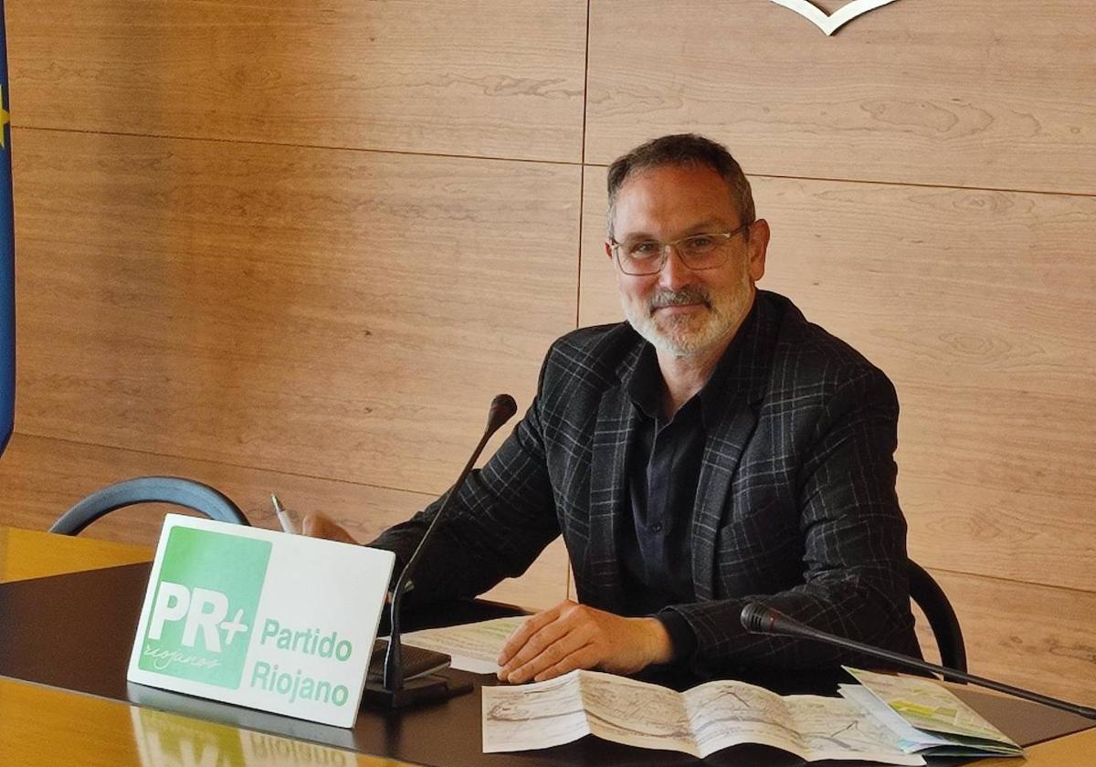 Rubén Antoñanzas, candidato del Partido Riojano-España Vaciada al Ayuntamiento de Logroño, comparece en una rueda de prensa relativa al soterramiento.