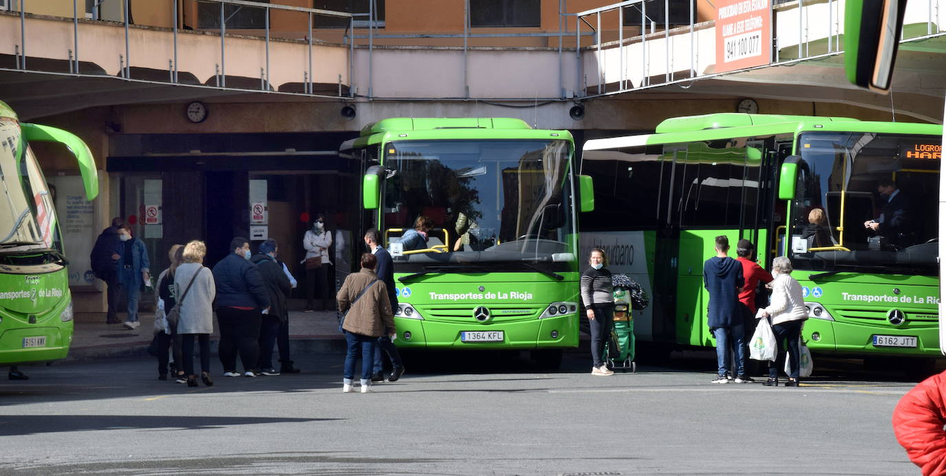 Pasajeros en la estación de autobuses de Logroño.