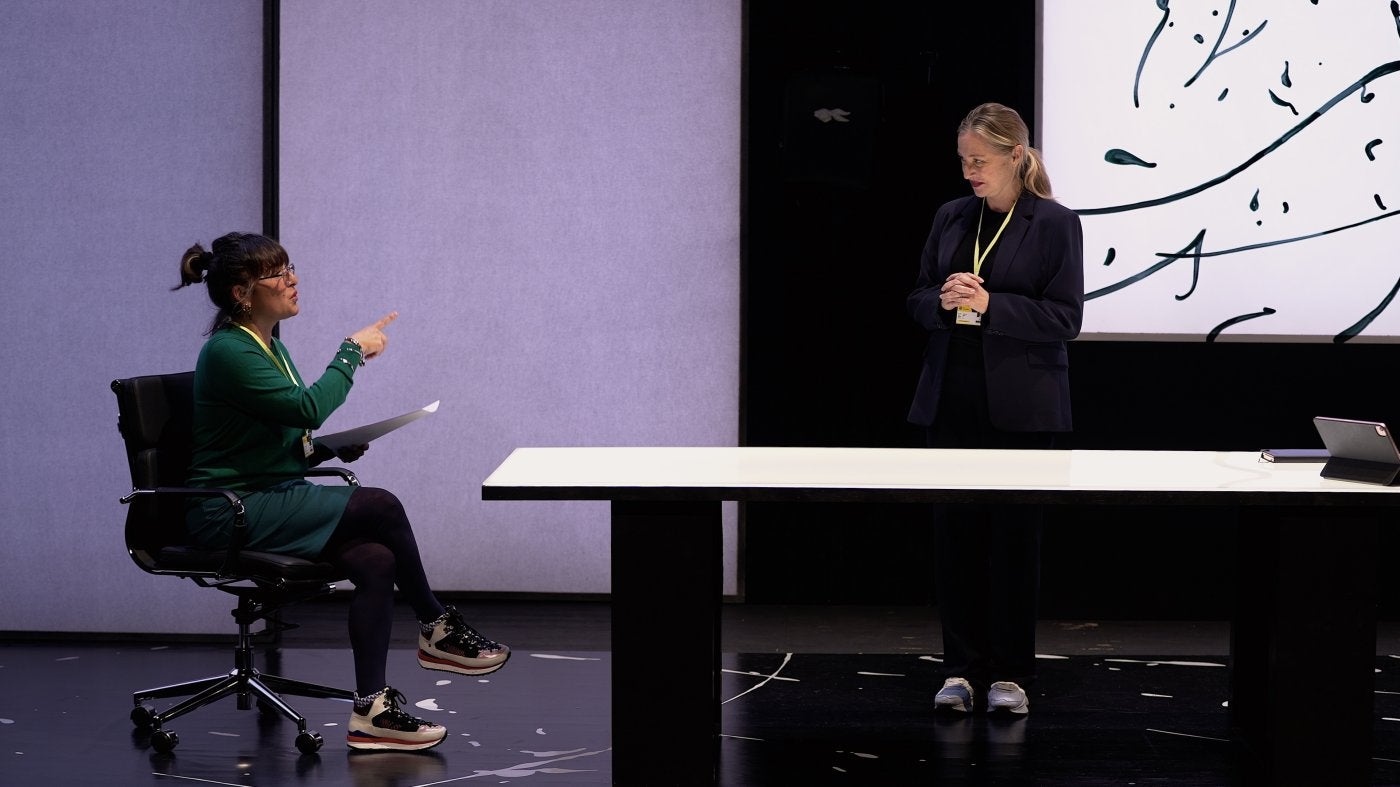 Las actrices Candela Peña y Pilar Castro en una de las escena de 'Contracciones', que hoy presentan en el Bretón logroñés.