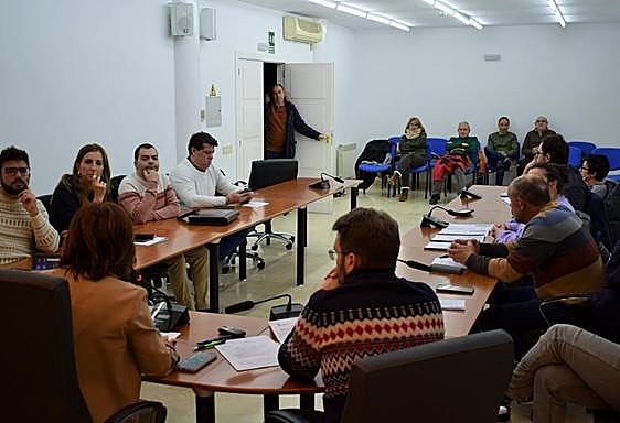 Modesto Fernández, al fondo, abandona un pleno de Villamediana.