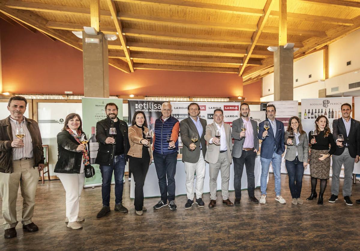 Patrocinadores, representantes de la organización y de las bodegas.