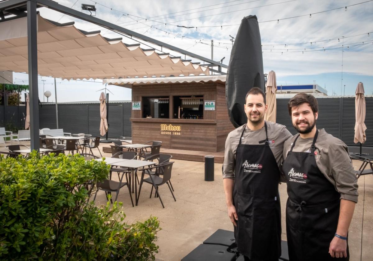 José Ignacio Gordo y Sergio Mañez, responsables de la oferta gastronómica del Zenit, con el ecochiringuito de la piscina de fondo.