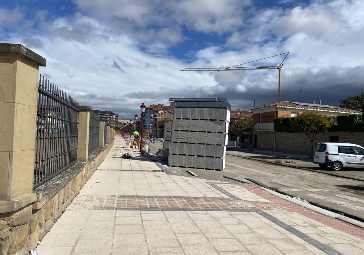 Los trabajadores colocaban ayer baldosas en las nuevas aceras.