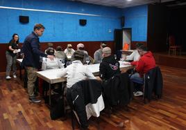 Comienzo de la cata a ciegas en la sala anexa del Teatro-Cine Doga, de Nájera.