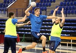 Álvaro Preciado busca el pase en el entrenamiento de ayer por la tarde en el Palacio de los Deportes.