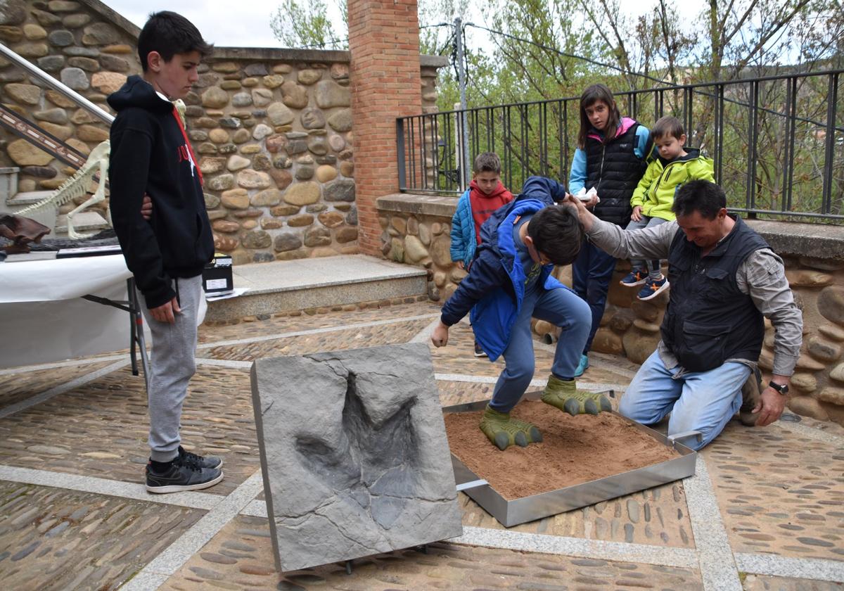 Demostración sobre huellas de dinosaurios, en Quelexplora.