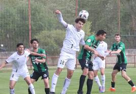 Álvaro cabecea un balón en el partido contra el Sestao.