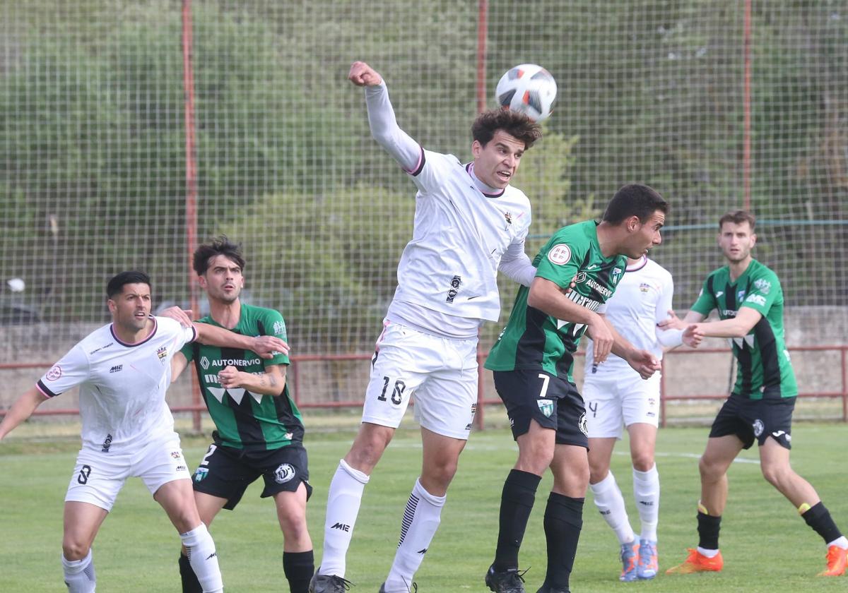 Álvaro cabecea un balón en el partido contra el Sestao.