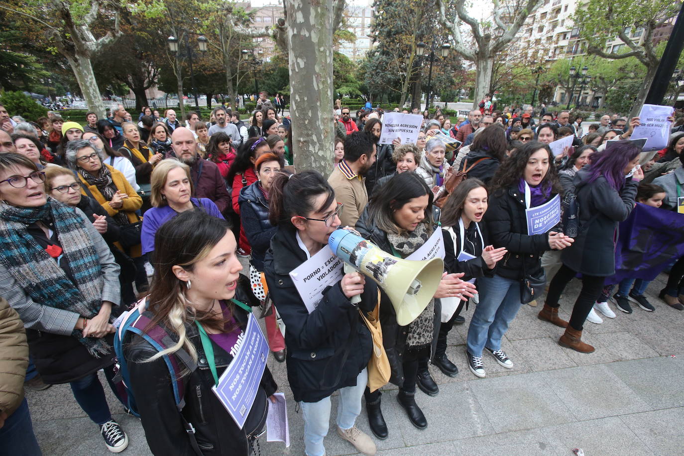 Decenas de personas se concentran para pedir medidas urgentes contra laviolencia machista