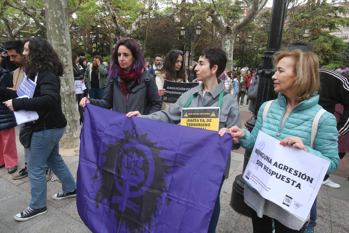 Decenas de personas se concentran para pedir medidas urgentes contra laviolencia machista